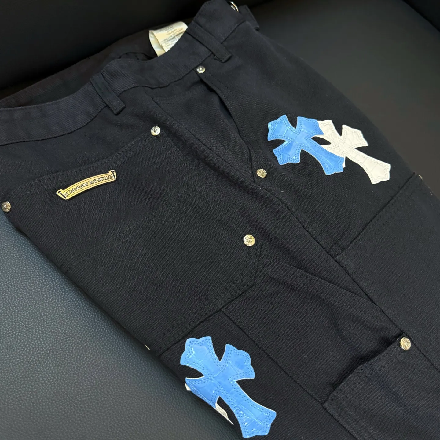 P300 Style number: D303 Chrome Hearts crocodile pattern leather jeans SIZE #28 30 32 34 36 Size reference # 28 waist 69 hips 97 pants length 102 30 waist 73 hips 101 pants length 104 32 waist 77 hips 105 pants length 106 34 waist 81 hips 109 pants length 108 36 waist 85 hips 113 pants length 110